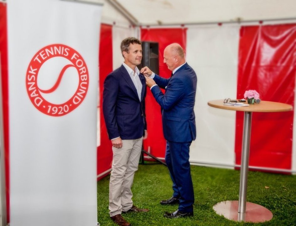 El príncipe Federico de Dinamarca recibiendo la distinción de oro de la Federación de Tenis. 