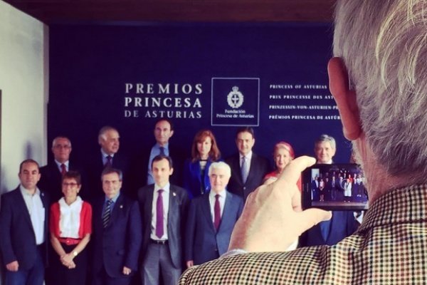 El sobrino de Vicente Ferrer retrata al jurado del Premio Princesa de Asturias de Cooperación Internacional.