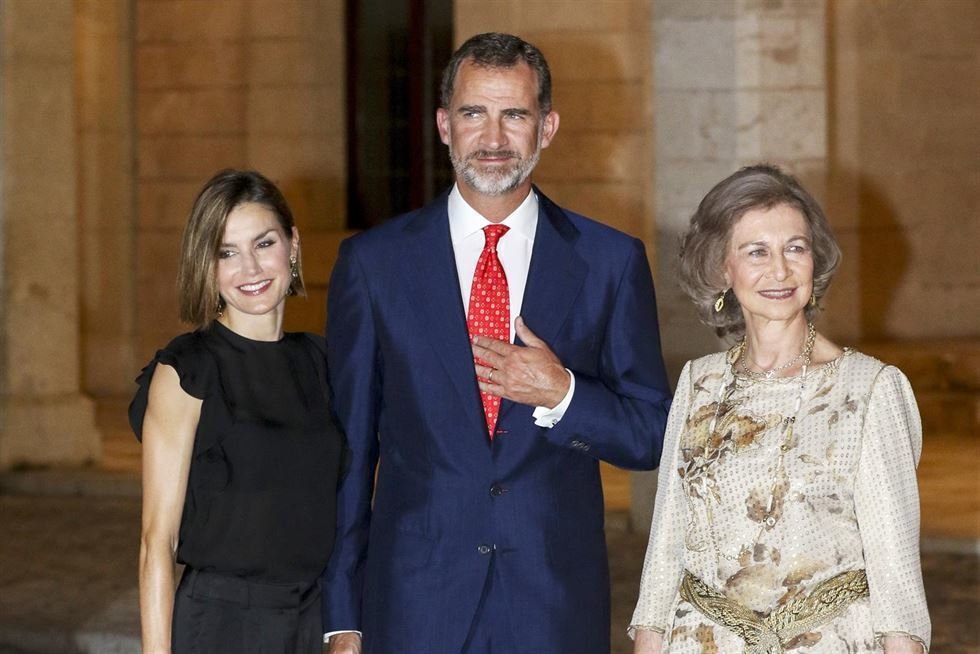 Felipe VI junto a la reina Letizia y doña Sofía en el Palacio de La Almudaina. 