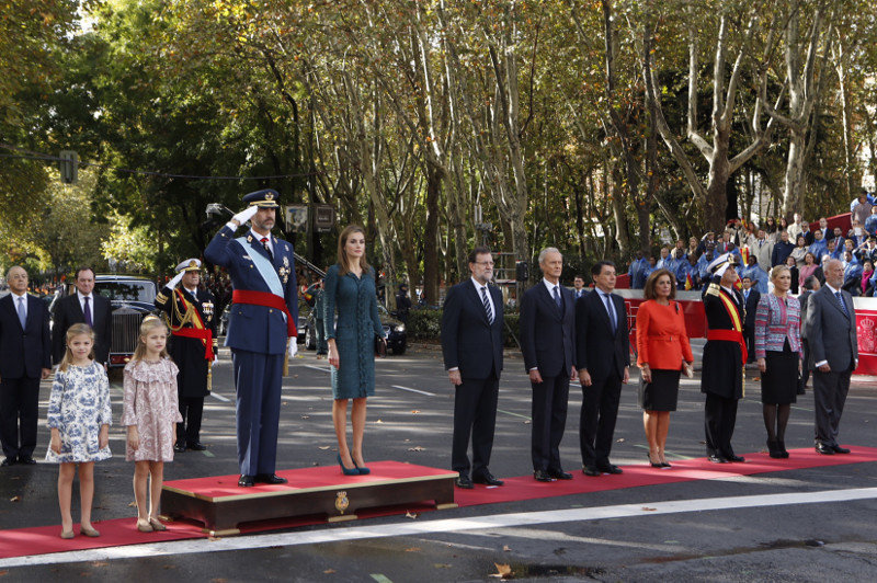 Los reyes con sus hijas en el desfile de la Fiesta Nacional de 2014.