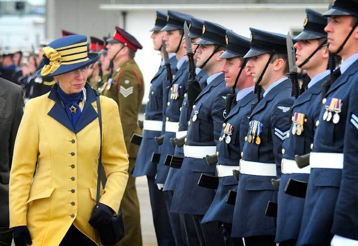 La princesa Ana pasa revista a tropas en Gibraltar.