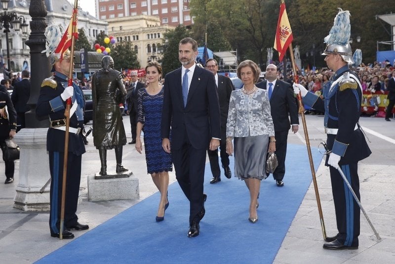 Los reyes Felipe y Letizia y la reina Sofía entran al Teatro Campoamor en la gala de 2014.