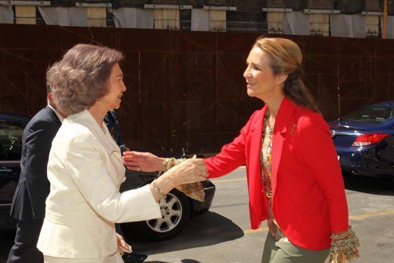 La reina Sofía y la infanta Elena se saludan al llegar a un acto.