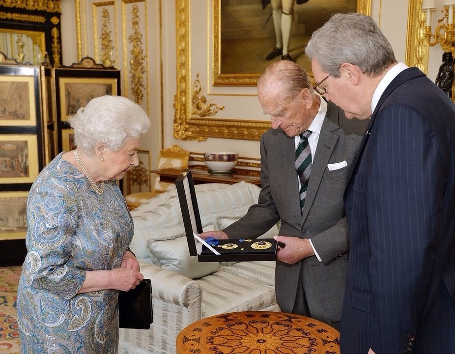 Felipe de Edimburgo recibe la Orden de Australia de manos del primer ministro Tony Abbott.