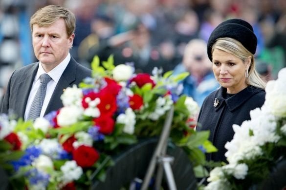 Guillermo y Máxima de Holanda depositan una corona de flores en un homenaje a los caídos en la IIª Guerra Mundial.