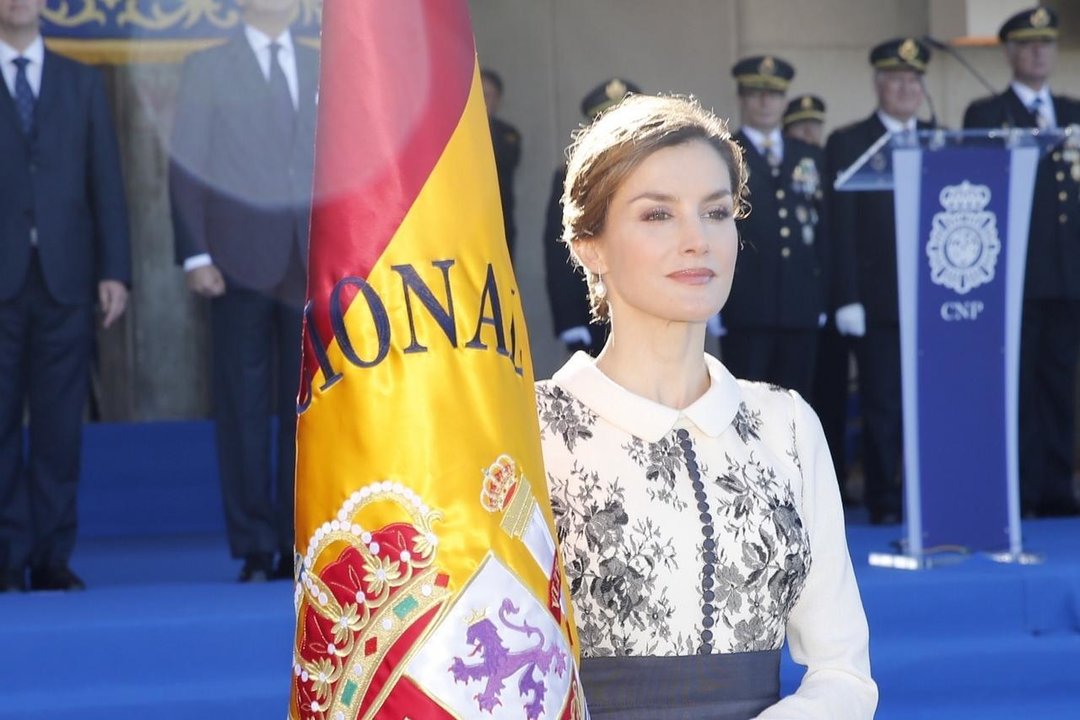 La reina Letizia entrega la bandera de España a la Policía Nacional.