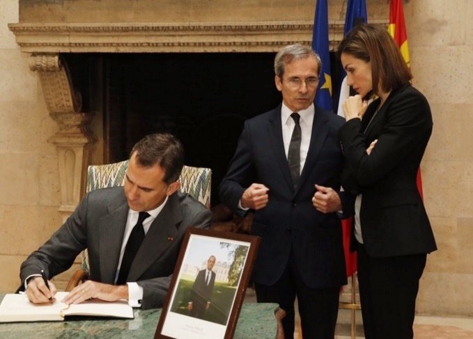 El rey Felipe firma el libro de condolencias de la embajada de Francia en Madrid.