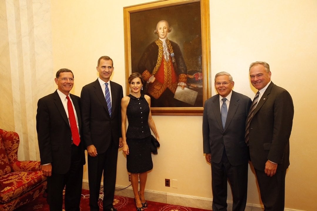 Los reyes Felipe y Letizia, junto al retrato de Bernardo de Gálvez en el Senado de Estados Unidos.