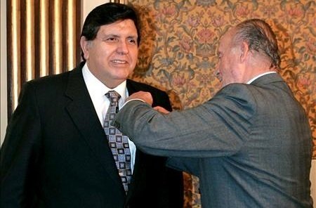 Don Juan Carlos impone la Orden de Isabel la Católica al presidente de Perú, Alan García.