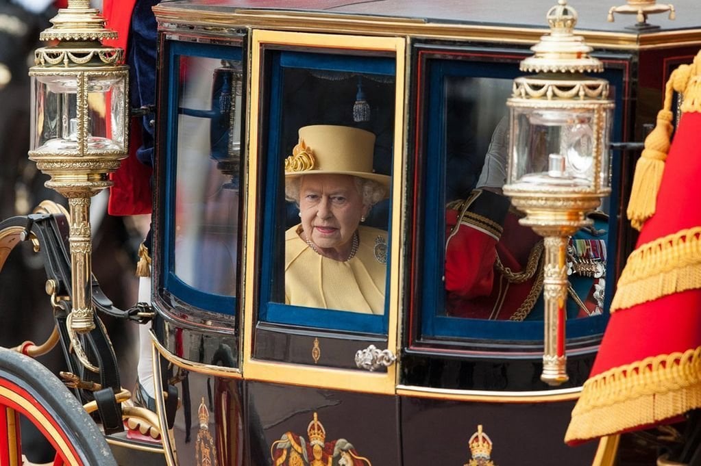 La reina Isabel II sale del Palacio de Buckingham en carruaje.