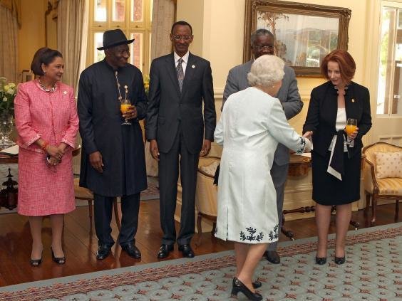 Isabel II saluda a las autoridades de Barbados en un encuentro oficial.