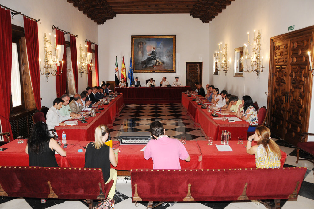 Pleno de la Diputación de Cáceres con el retrato de Juan Carlos I.