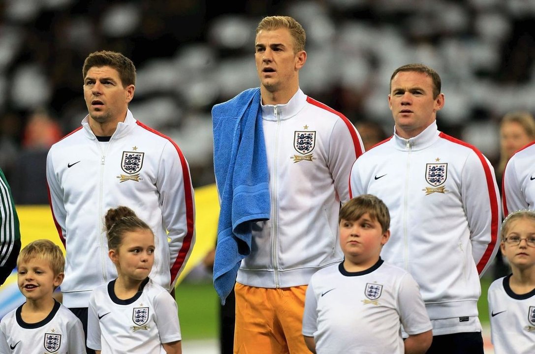 Jugadores de la selección inglesa de fútbol cantan el himno del Reino Unid.
