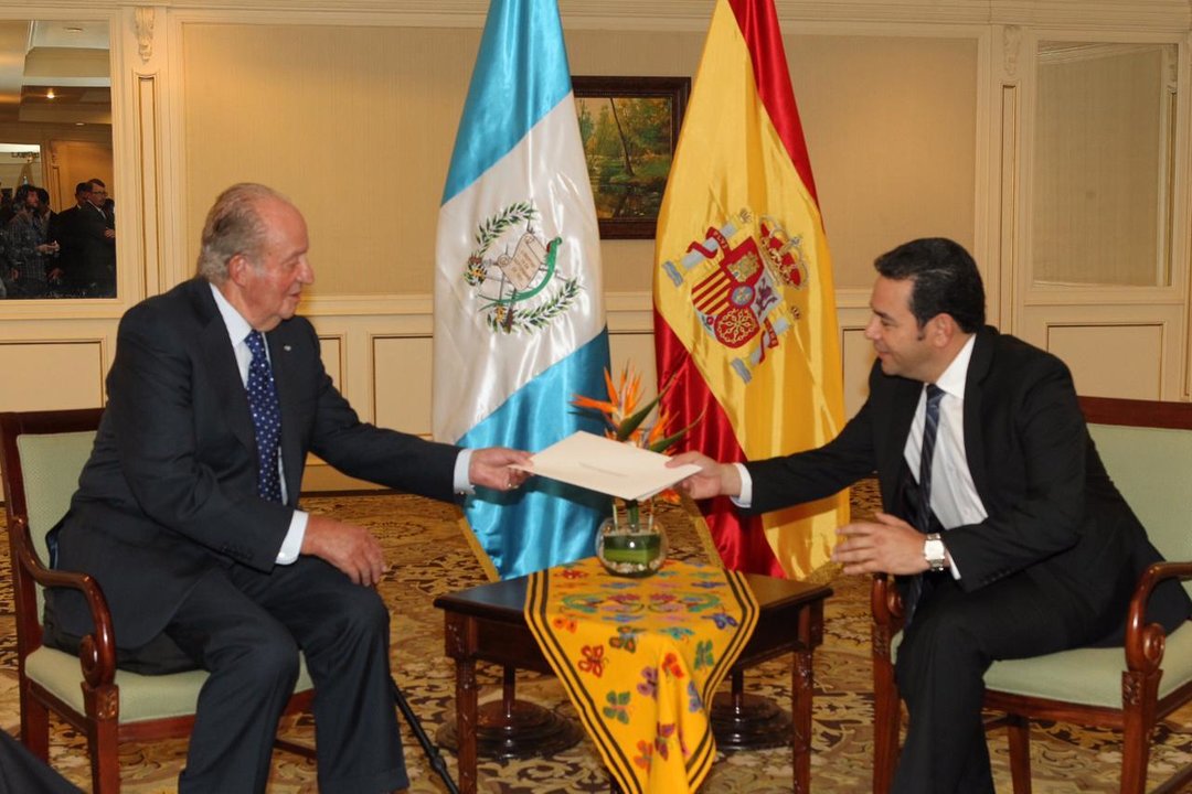 El rey Juan Carlos entrega al presidente de Guatemala, Jimmy Morales, una carta de Felipe VI.