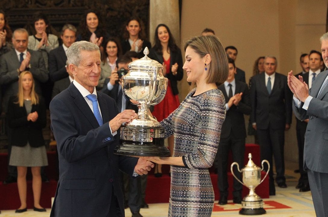 La reina Letizia entrega un trofeo de los Premios Nacionales de Deporte.