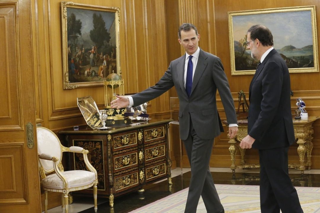 Felipe VI, durante la audiencia con Mariano Rajoy.