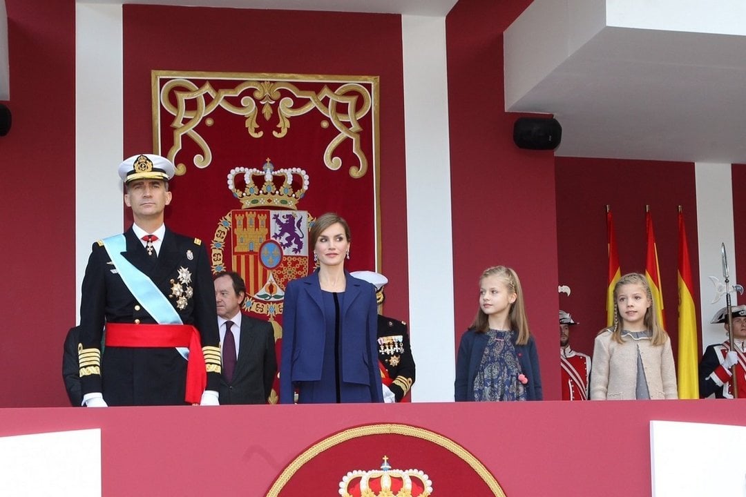 Tribuna del 12 de octubre de 2015, con los reyes antes un repostero con el escudo de Felipe VI.