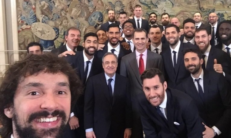 ‘Selfie’ de la plantilla del Real Madrid de baloncesto con Felipe VI en Zarzuela