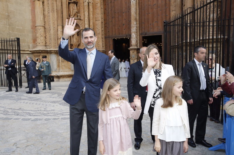 Los reyes Felipe y Letizia y sus hijas, en una misa de Pascua en Palma de Mallorca.