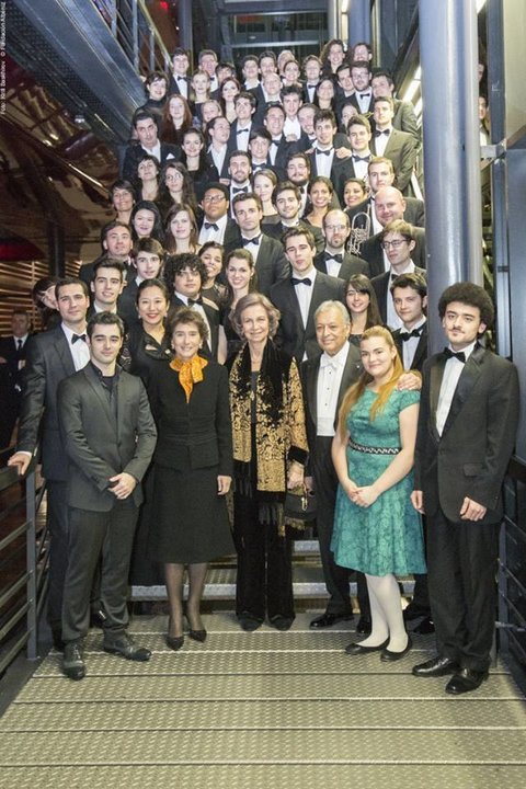 La reina Sofía con los músicos del concierto.