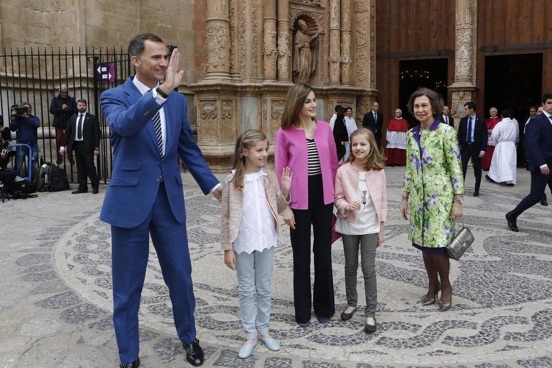Los reyes, las infantas y la reina Sofía, en la catedral de Palma.