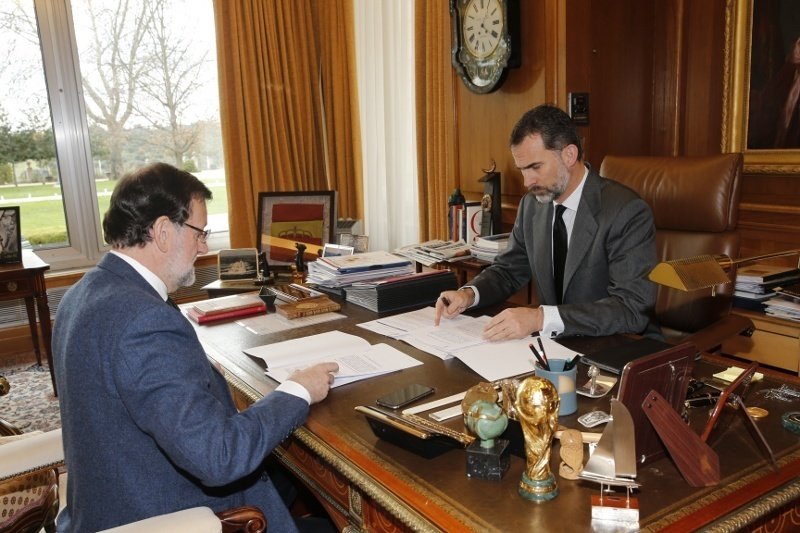 Felipe VI despacha con el presidente Mariano Rajoy.