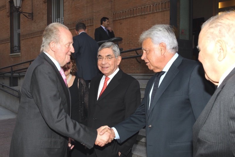 Juan Carlos I saluda a Felipe González.