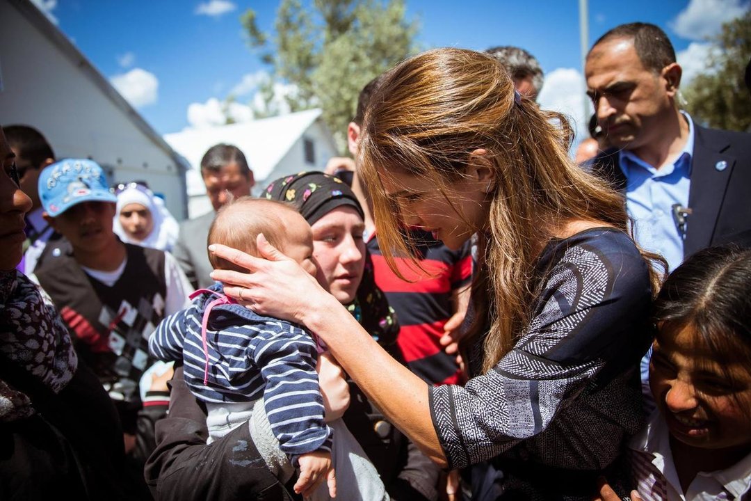 Rania de Jordania en el campo de refugiados de Lesbos.