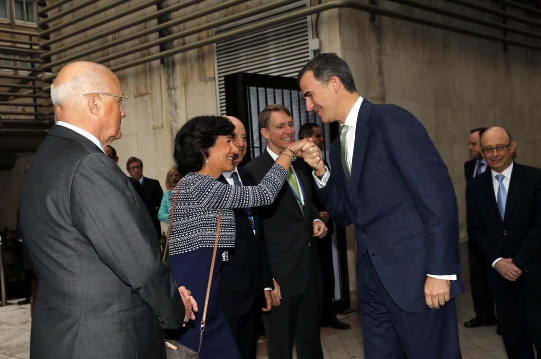 Felipe VI saluda a la presidenta del Banco Santander, Ana Botín