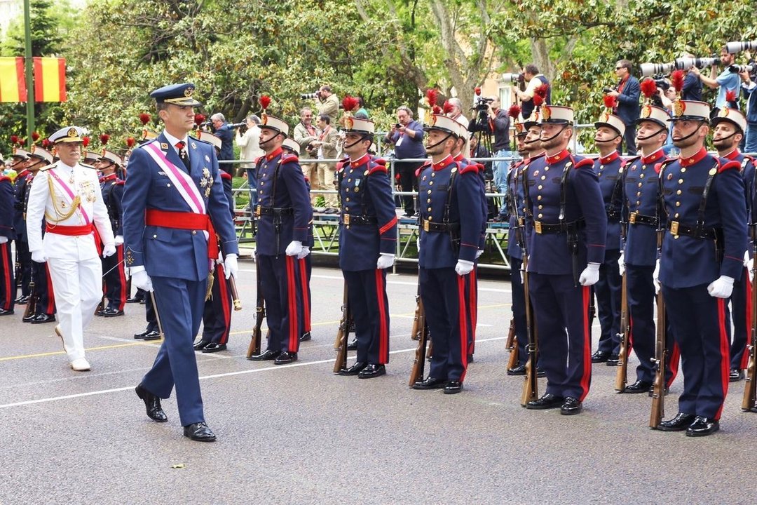 Felipe VI pasa revista a los militares en el Día de las Fuerzas Armadas. Foto de archivo.