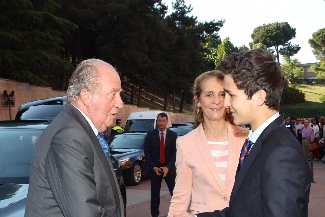Don Juan Carlos saluda a su nieto Froilán en presencia de la infanta Elena. Foto de archivo.