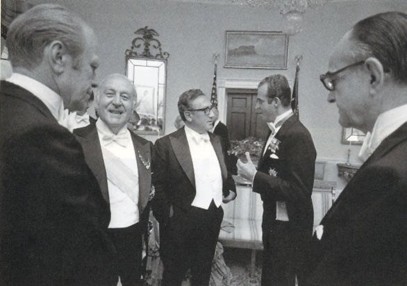 El rey Juan Carlos (segundo por la derecha) en el Despacho Oval de la Casa Blanca en 1976.