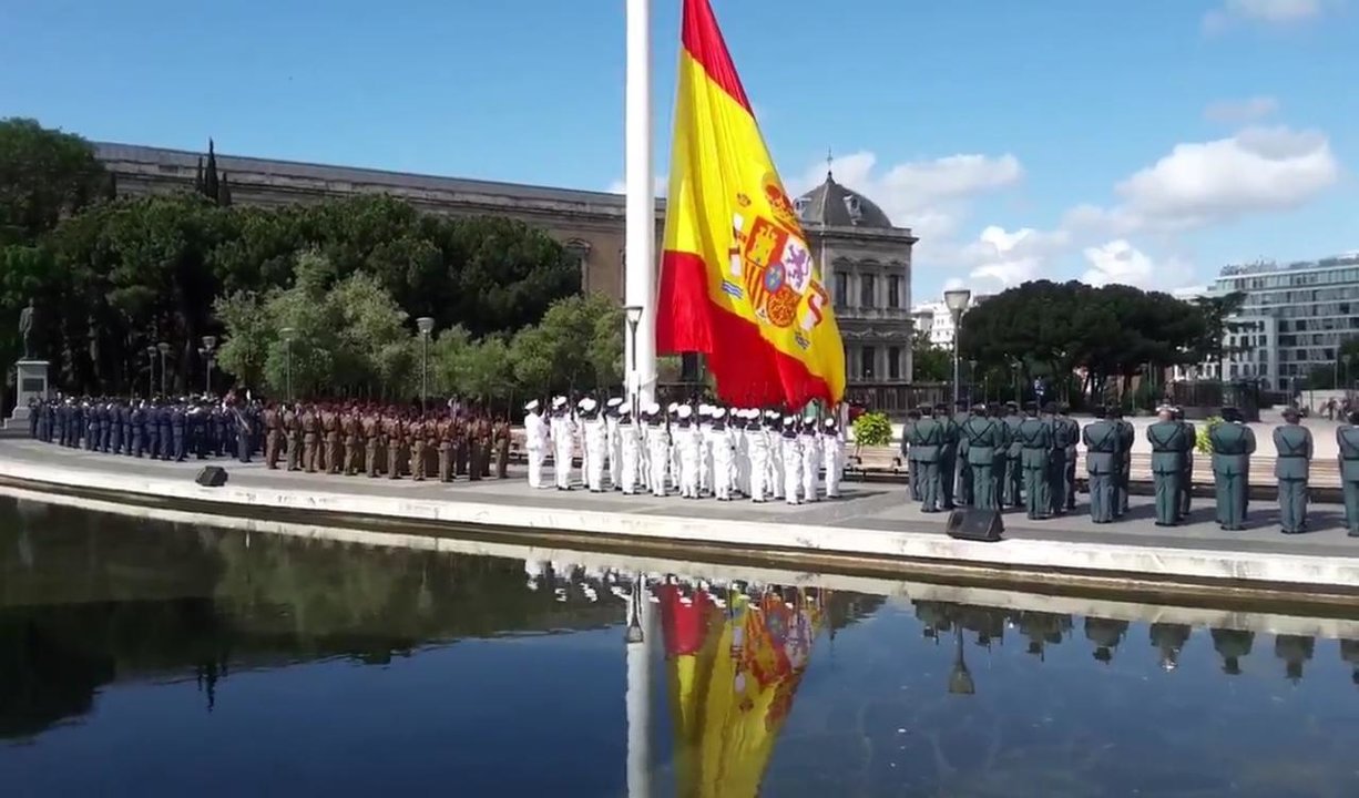 Izado solemne de la bandera en la Plaza de Colón de Madrid.