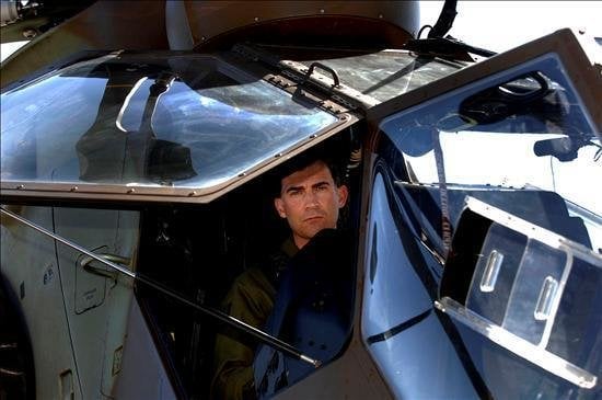 Don Felipe, en un helicóptero del Ejército de Tierra.