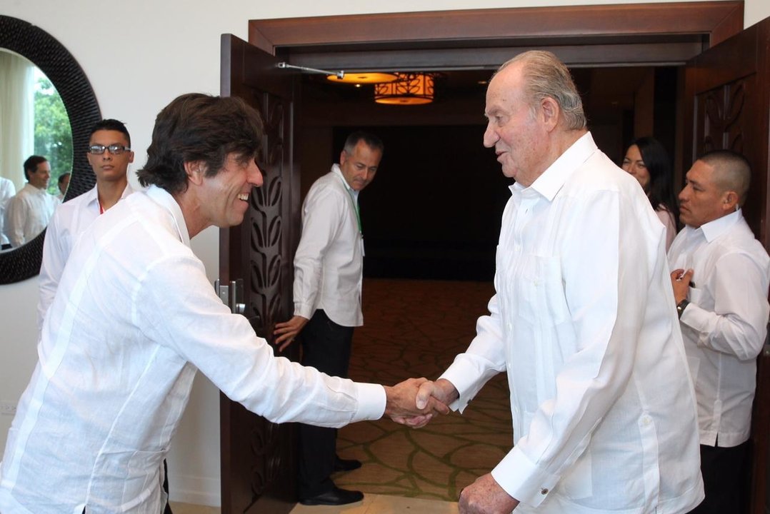Don Juan Carlos recibe el saludo del presidente de Sacyr.