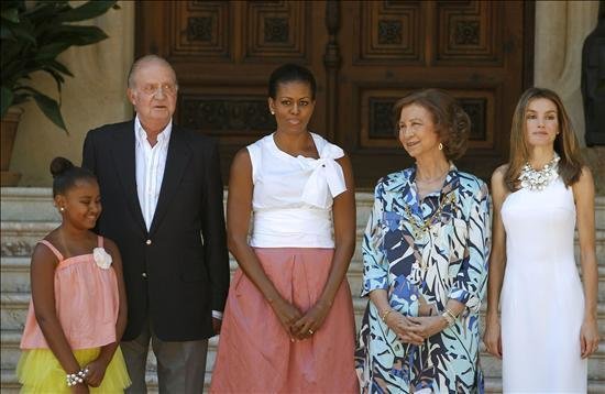 Michelle Obama y su hija Sasha con los reyes eméritos y doña Letizia en Marivent.