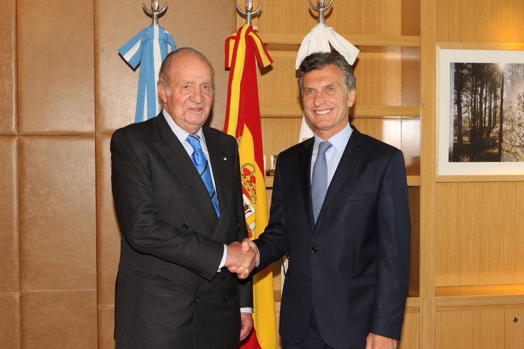 Juan Carlos I saluda a Mauricio Macri en su toma de posesión.