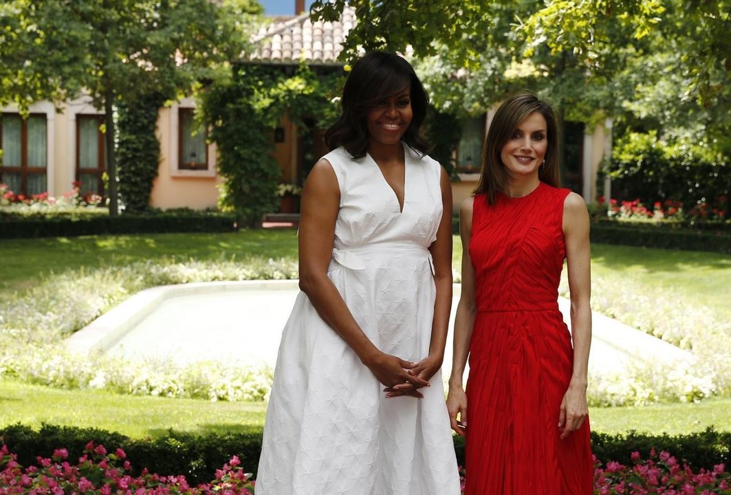 Michelle Obama y la reina Letizia posan frente a la entrada de la residencia de los reyes.