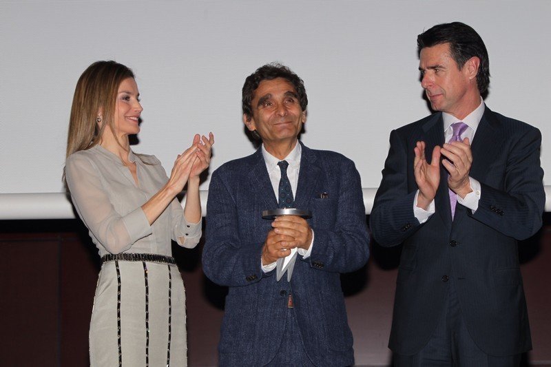 La reina con José Manuel Soria y Adolfo Domínguez en la I edición de los Premios Nacionales de la Moda.