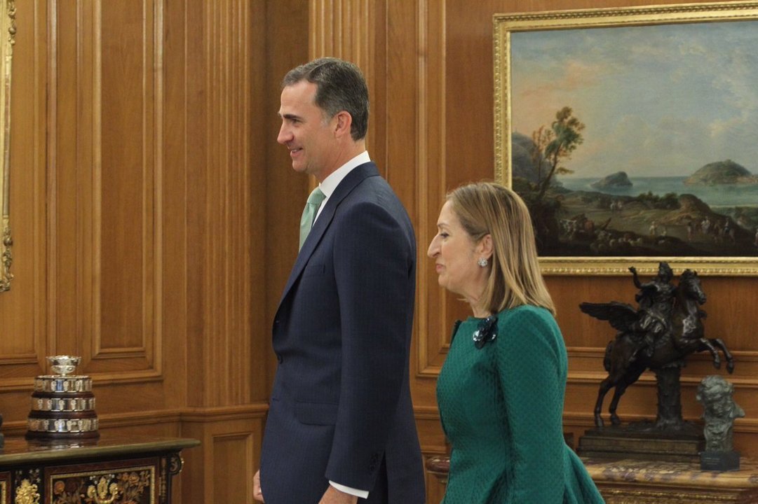 Felipe VI y Ana Pastor, en la sala de audiencias del Palacio de la Zarzuela.