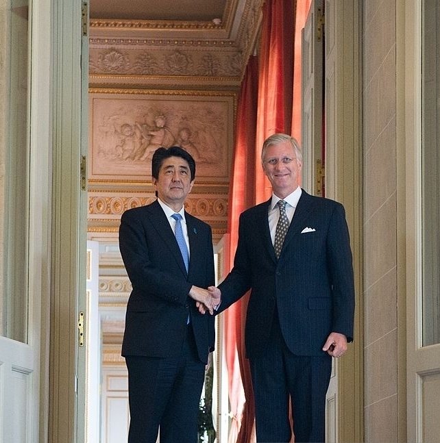 El rey Felipe de Bélgica con Shinzo Abe.