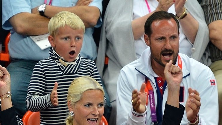 El príncipe Haakon, con su esposa y sus hijos en los Juegos de Londres 2012.