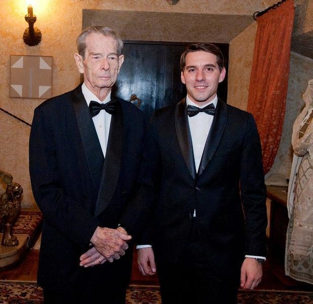 El príncipe Nicolás (derecha), junto a su abuelo el rey Miguel de Rumanía.