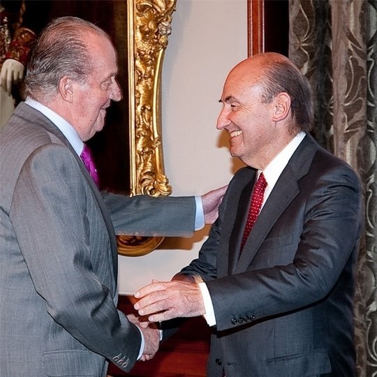 El rey Juan Carlos saluda a Miquel Roca.