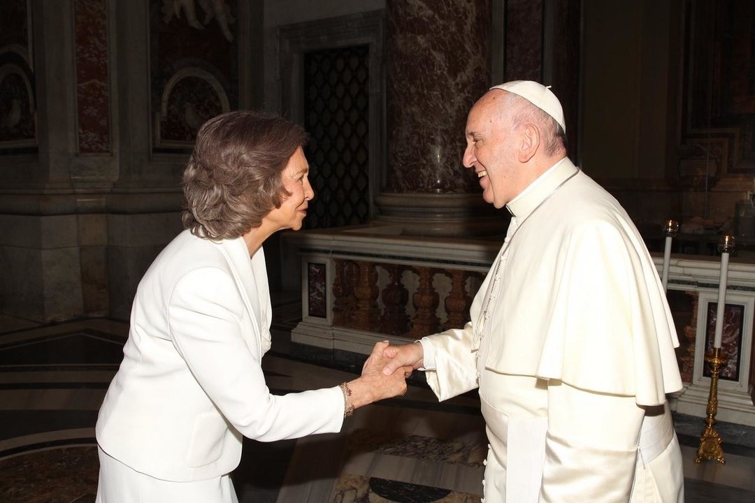 La reina Sofía saluda al Papa Francisco en la canonización de la Madre Teresa de Calcuta