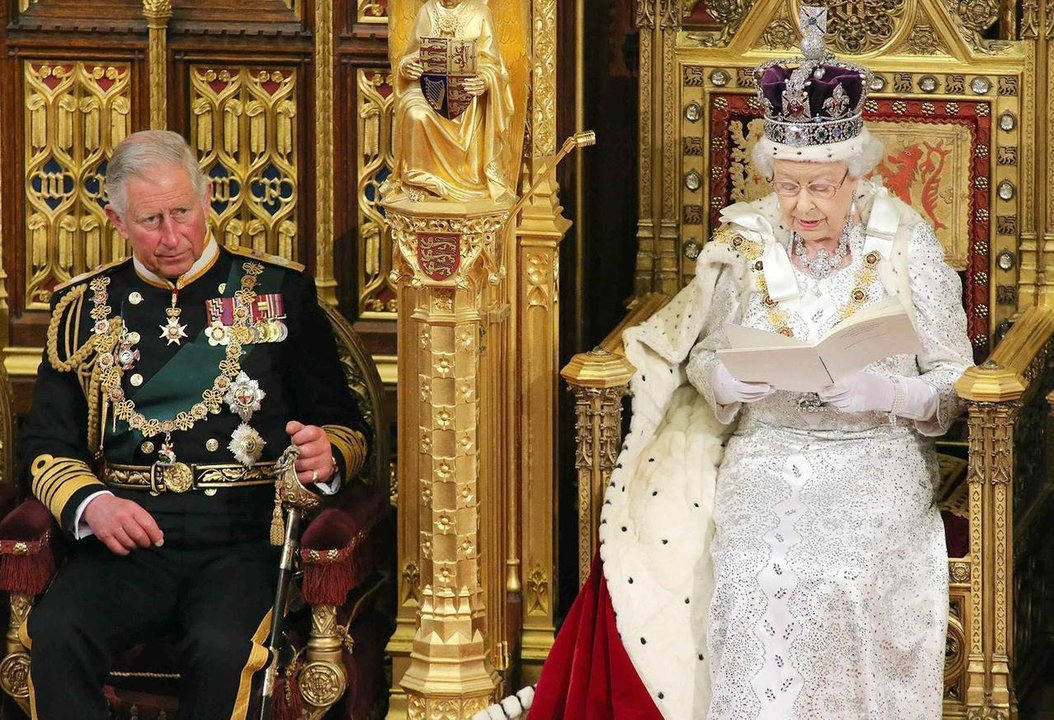 El príncipe Carlos escucha el discurso de Isabel II en la apertura del Parlamento.