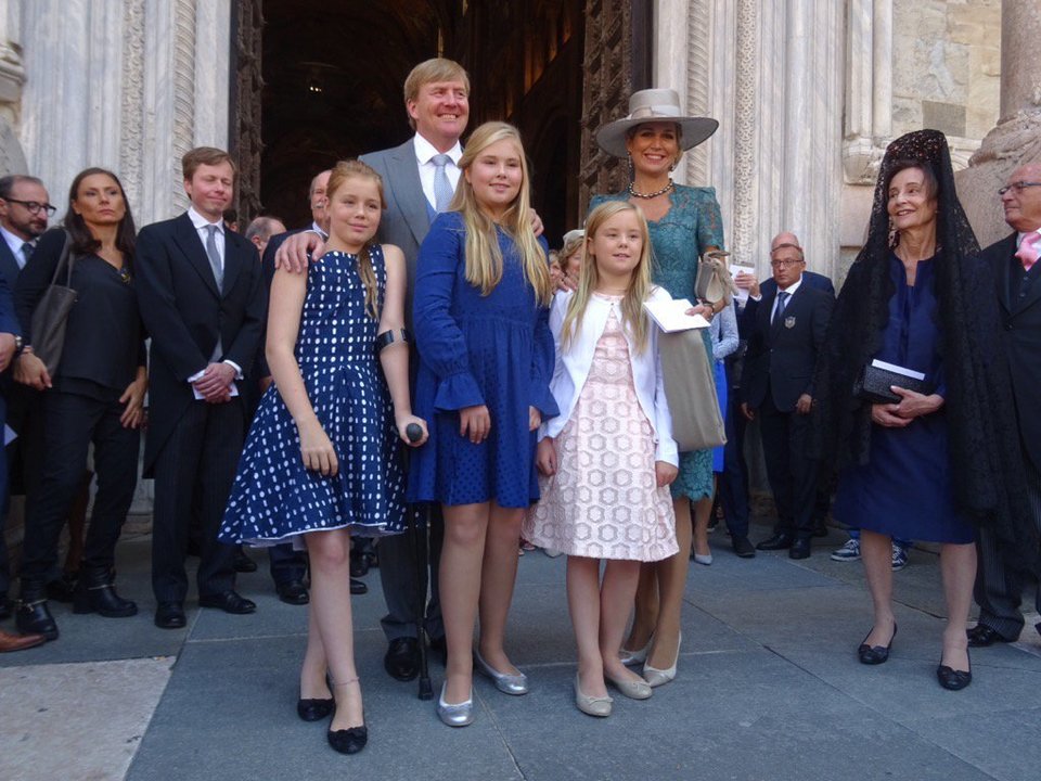 Los reyes de Holanda y sus hijas, en el bautizo de Carlos Enrique Borbón-Parma.