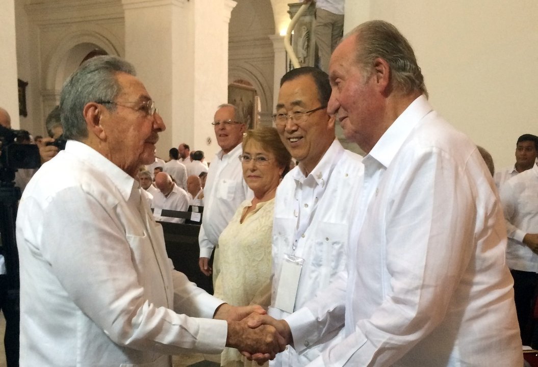 Raúl Castro saluda al rey Juan Carlos en Cartagena de Indias
