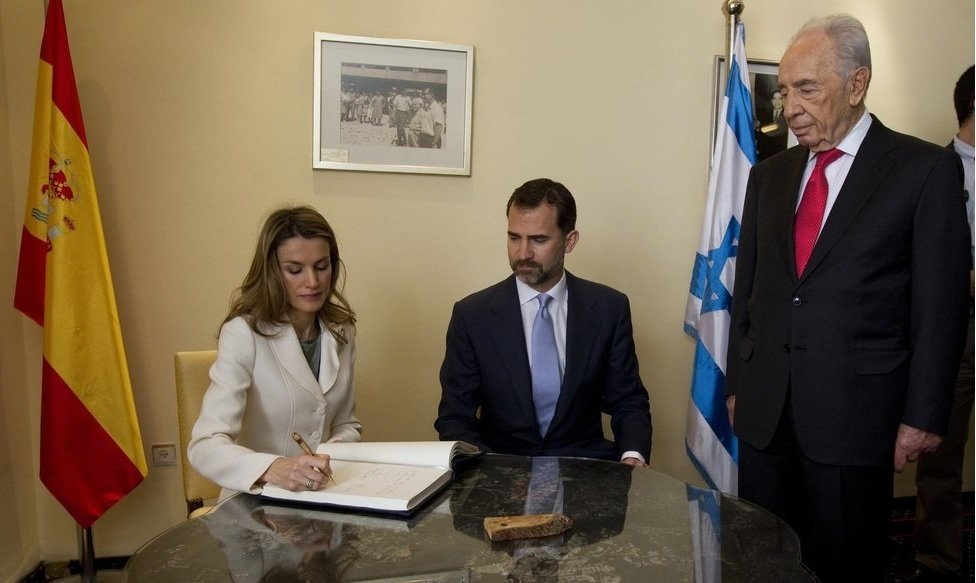 Doña Letizia y don Felipe, junto al fallecido presidente de Israel, Simón Peres.