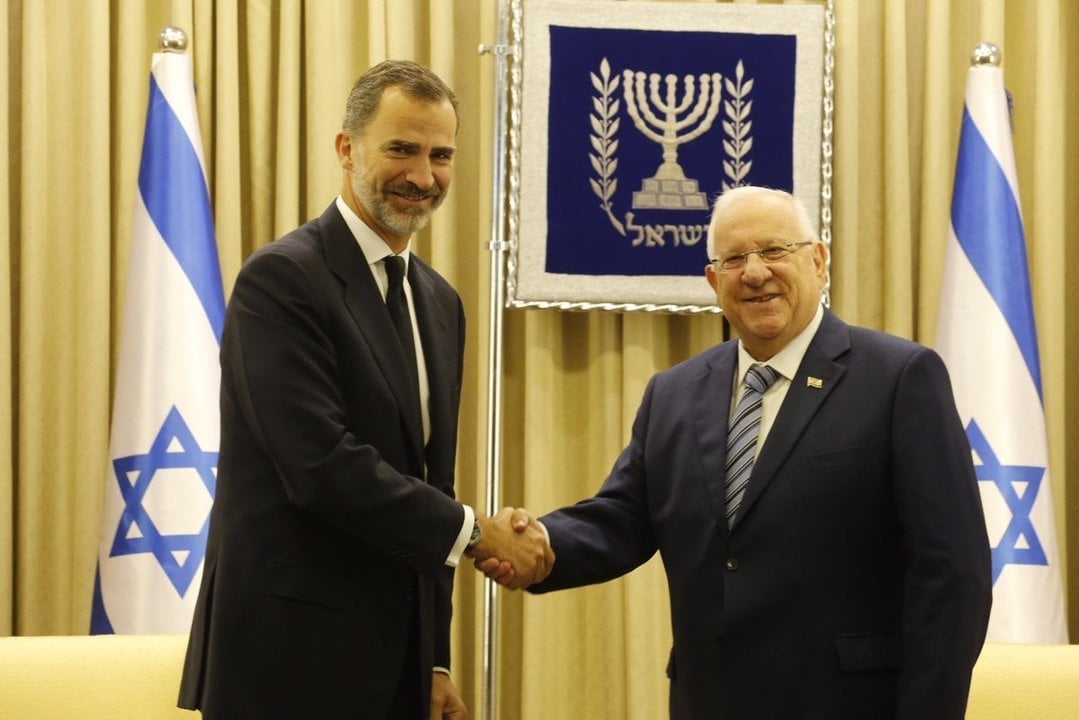 Felipe saluda al presidente de Israel, Reuven Rivlin.